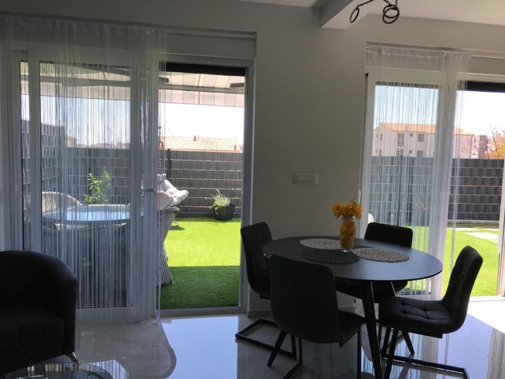 Hedonist-Luxury 2 Bedroom Apartment With Private Hot Tub, Garden And Free Parking Trogir Luaran gambar