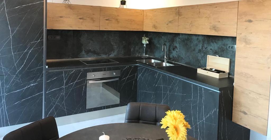 Hedonist-Luxury 2 Bedroom Apartment With Private Hot Tub, Garden And Free Parking Trogir Luaran gambar