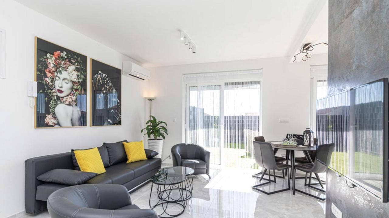Hedonist-Luxury 2 Bedroom Apartment With Private Hot Tub, Garden And Free Parking Trogir Luaran gambar
