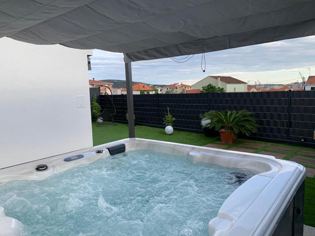 Hedonist-Luxury 2 Bedroom Apartment With Private Hot Tub, Garden And Free Parking Trogir Luaran gambar
