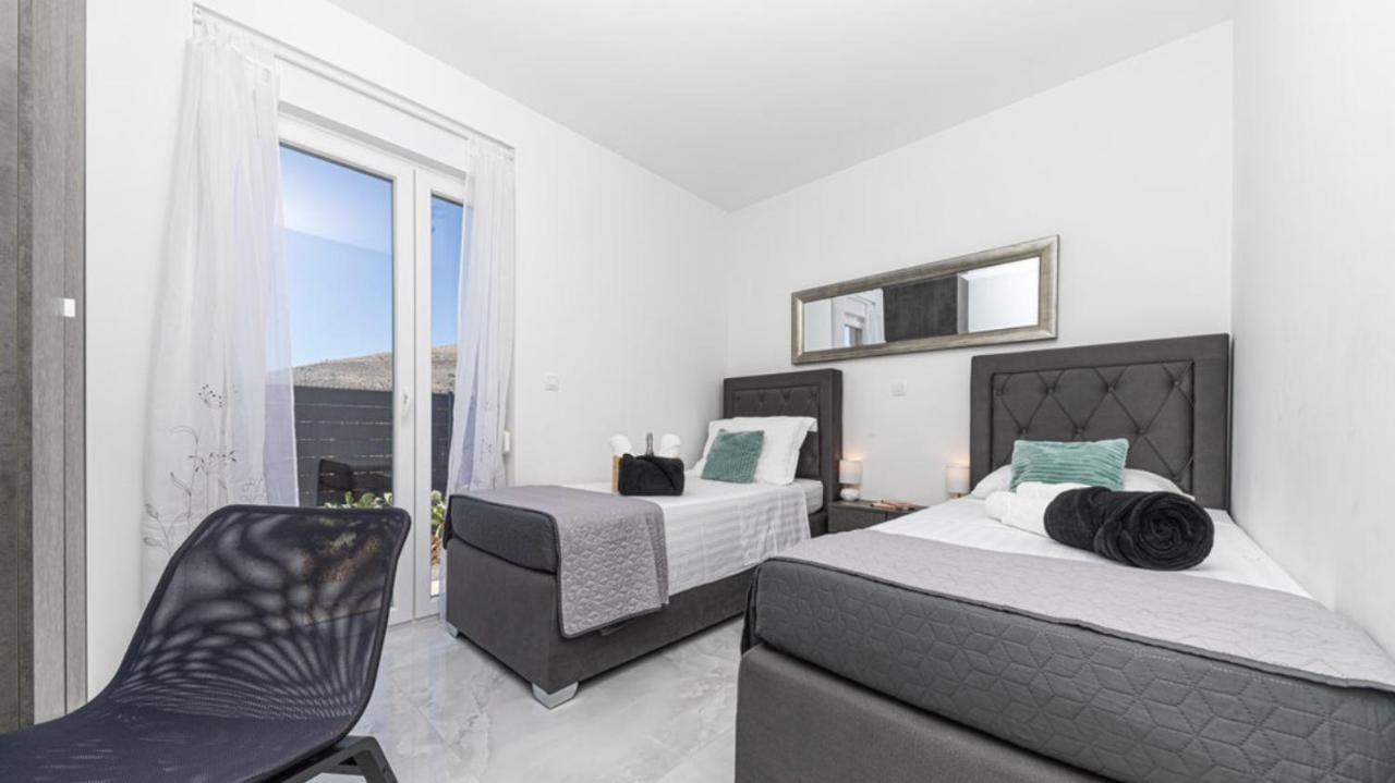 Hedonist-Luxury 2 Bedroom Apartment With Private Hot Tub, Garden And Free Parking Trogir Luaran gambar